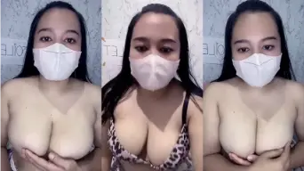 Dini Host Pedatang Baru Mainin Toketnya