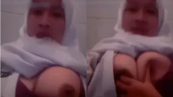 Bokep Jepang Hijab Pamer Toket Gede di Toilet