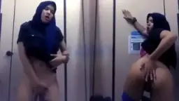 Hijab Sange di Kamar Mandi Video by PornOne