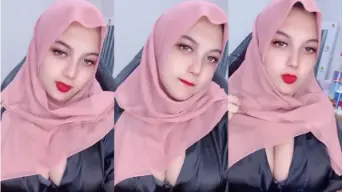 Hijabers Cantik Spill Belahan Ketat Live