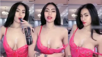 Host Cantik Goyang Striptis Uting Coklat