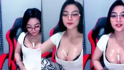 Kakak Cantik Bergairah Berkacamata Belahan Tetek Basah Video by Tube8