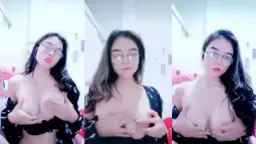 Riyanti Cantik Berkacamata Remas Toket Gede